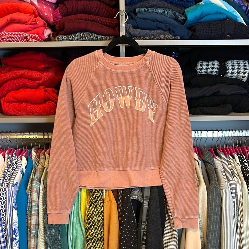 Altar’d State terracotta long sleeve “HOWDY” graphic sweatshirt size S